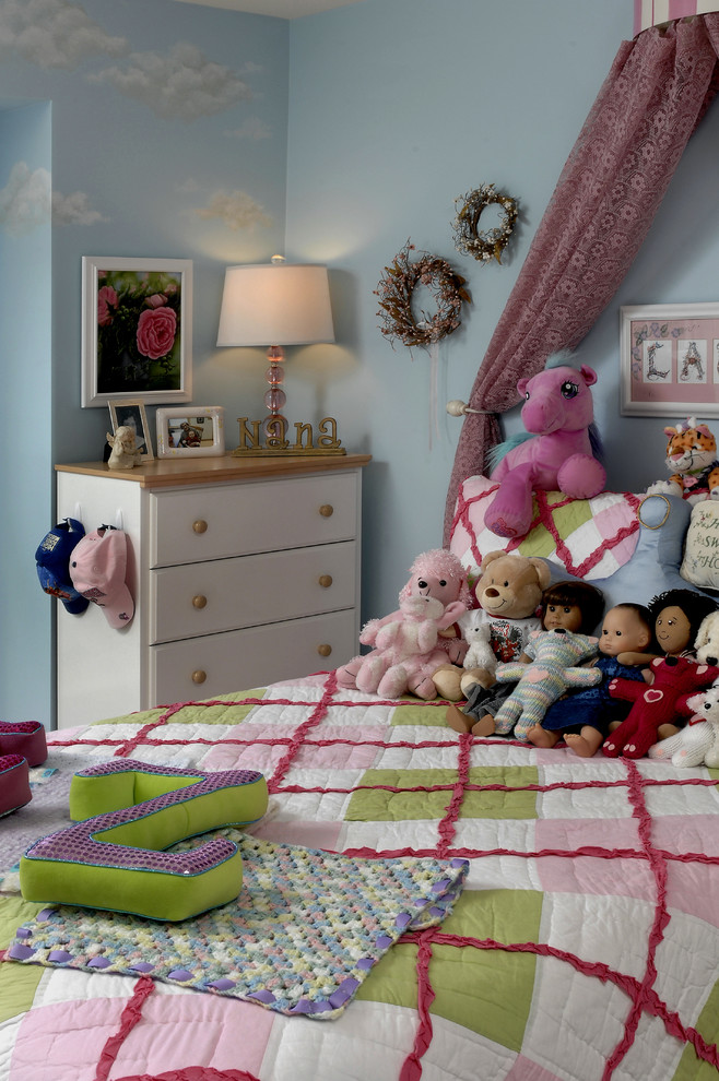 Exempel på ett klassiskt flickrum kombinerat med sovrum och för 4-10-åringar, med blå väggar