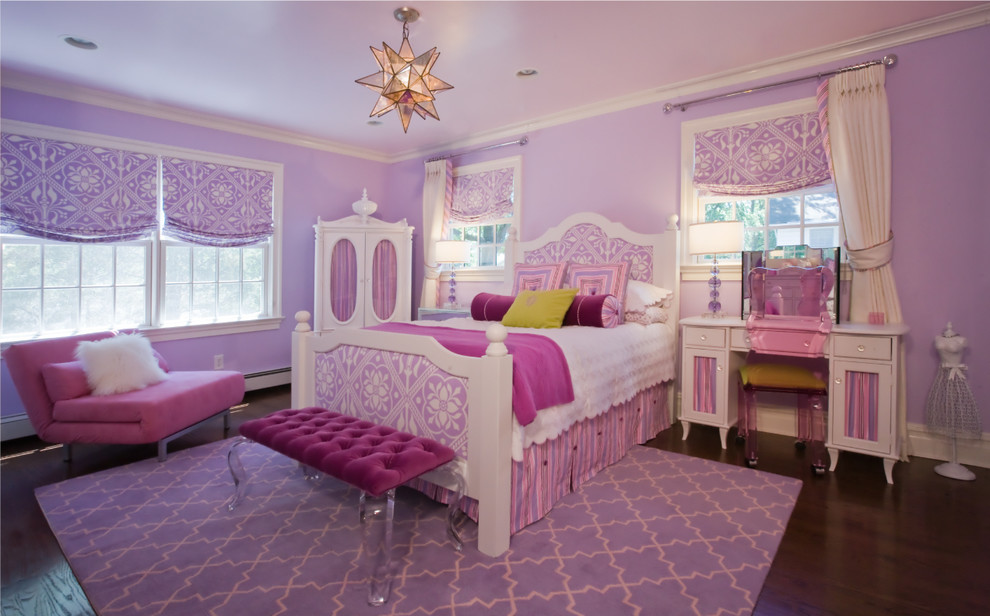 Klassisk inredning av ett mellanstort flickrum kombinerat med sovrum och för 4-10-åringar, med mörkt trägolv, lila väggar och brunt golv