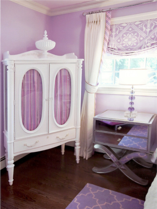 Idée de décoration pour une chambre d'enfant de 4 à 10 ans tradition de taille moyenne avec parquet foncé et un mur violet.