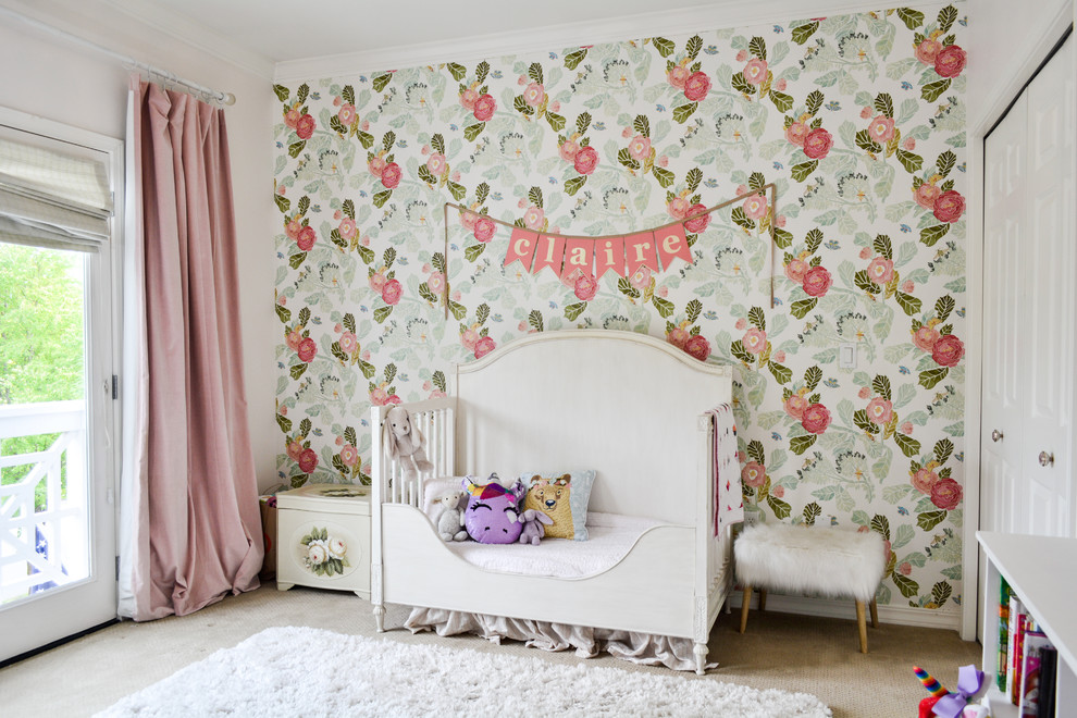 Foto på ett lantligt barnrum kombinerat med sovrum, med heltäckningsmatta och beiget golv