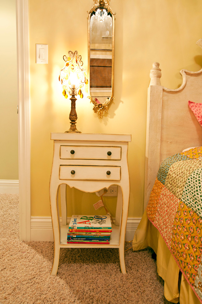 Idéer för att renovera ett litet shabby chic-inspirerat flickrum kombinerat med sovrum och för 4-10-åringar, med orange väggar och heltäckningsmatta