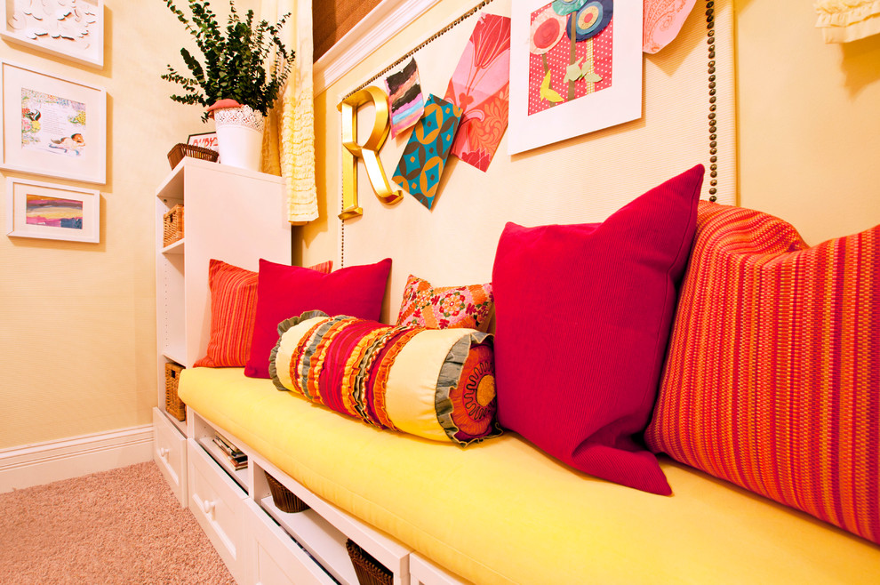 Свежая идея для дизайна: маленькая детская в стиле шебби-шик с спальным местом, оранжевыми стенами и ковровым покрытием для на участке и в саду, ребенка от 4 до 10 лет, девочки - отличное фото интерьера