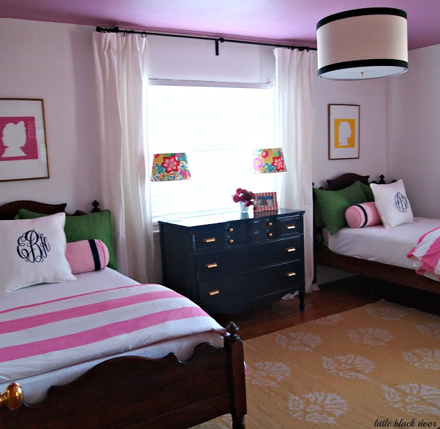 Aménagement d'une chambre d'enfant de 4 à 10 ans éclectique de taille moyenne avec un mur blanc et un sol en bois brun.