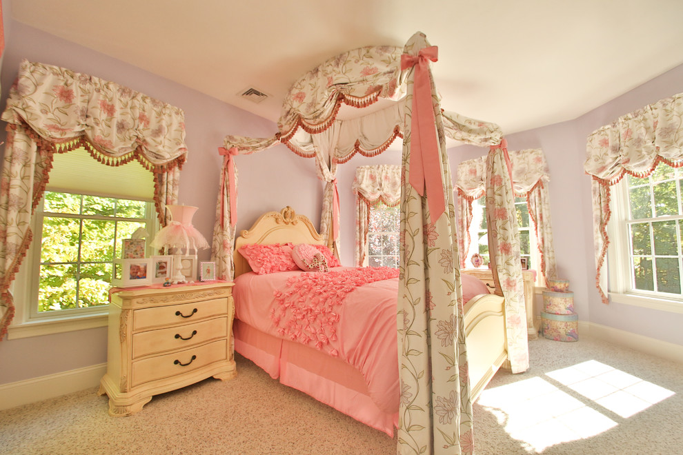 Exemple d'une grande chambre d'enfant de 4 à 10 ans romantique avec un mur violet, moquette et un sol beige.