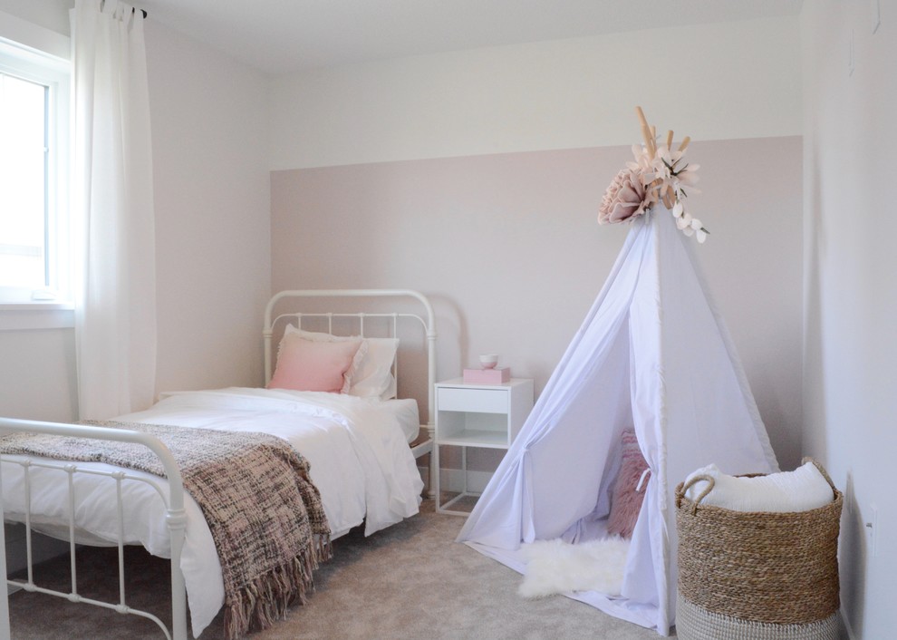 Mittelgroßes Landhausstil Mädchenzimmer mit rosa Wandfarbe, Teppichboden, grauem Boden und Spielecke in Edmonton