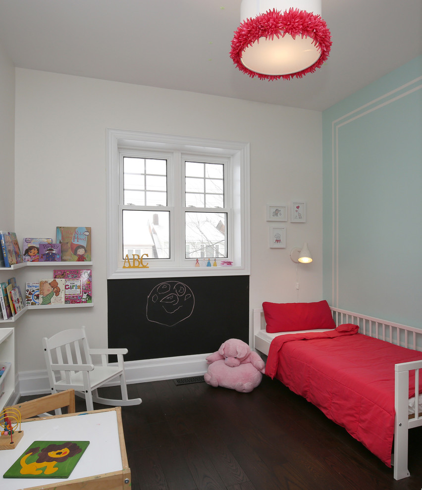 Inspiration pour une petite chambre d'enfant de 1 à 3 ans design avec un mur bleu et un sol en bois brun.
