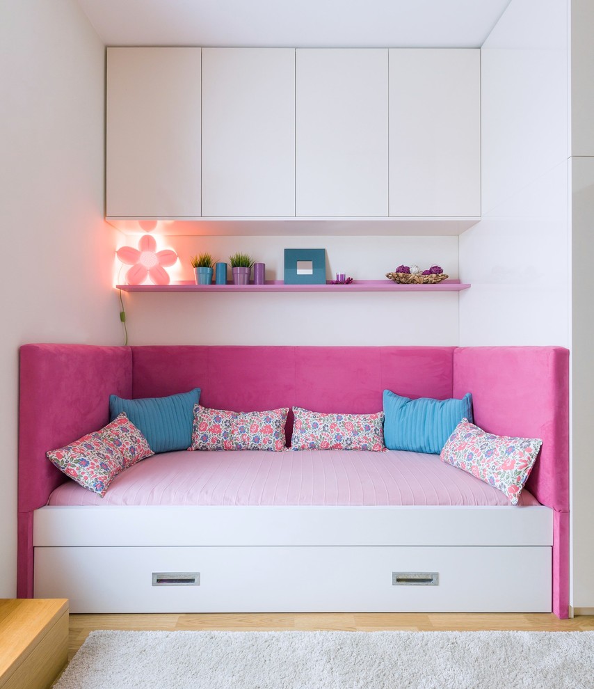 Идея дизайна: детская в современном стиле с спальным местом, белыми стенами и светлым паркетным полом для ребенка от 4 до 10 лет, девочки