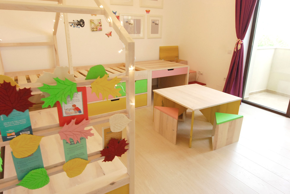 Idées déco pour une chambre d'enfant de 4 à 10 ans scandinave de taille moyenne avec parquet clair.