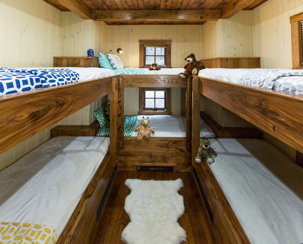 Inredning av ett rustikt könsneutralt barnrum kombinerat med sovrum och för 4-10-åringar, med mellanmörkt trägolv