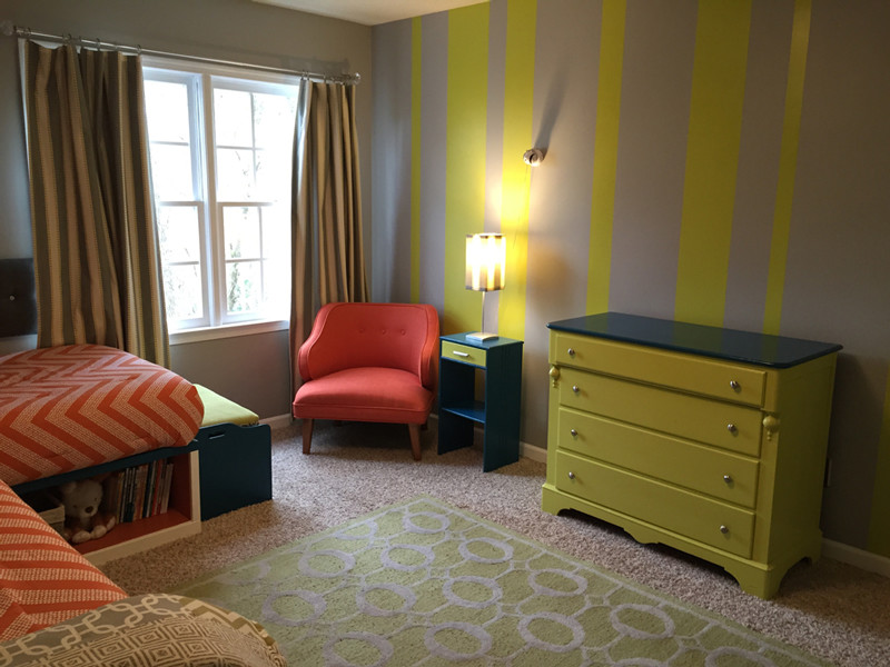 Esempio di una cameretta per bambini da 4 a 10 anni minimal di medie dimensioni con pareti grigie, moquette e pavimento beige