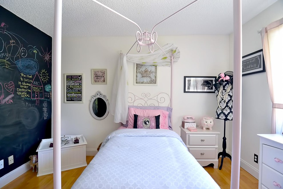 Aménagement d'une chambre d'enfant de 4 à 10 ans contemporaine de taille moyenne avec un mur beige et parquet clair.