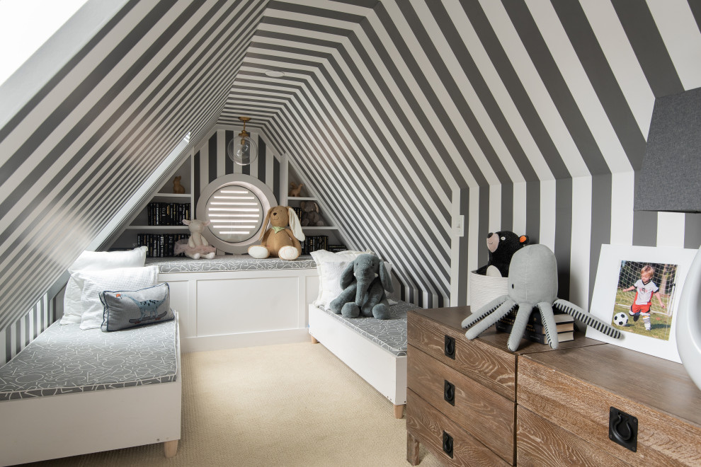 Exempel på ett klassiskt könsneutralt småbarnsrum kombinerat med sovrum, med flerfärgade väggar, heltäckningsmatta och beiget golv