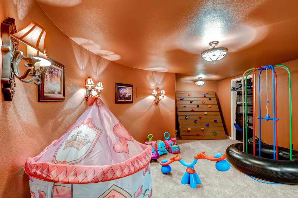 Diseño de dormitorio infantil de 4 a 10 años tradicional de tamaño medio con parades naranjas y moqueta