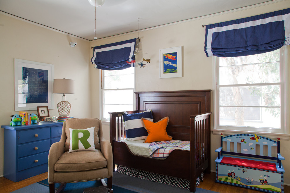 Diseño de dormitorio infantil de 1 a 3 años tradicional de tamaño medio con suelo de madera en tonos medios