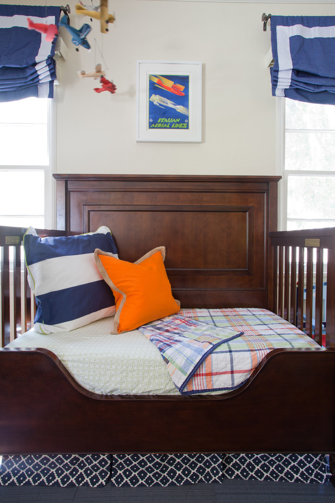 Imagen de dormitorio infantil de 1 a 3 años clásico de tamaño medio con suelo de madera en tonos medios