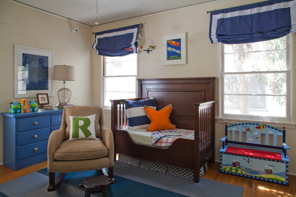 Foto de dormitorio infantil de 1 a 3 años clásico de tamaño medio con suelo de madera en tonos medios