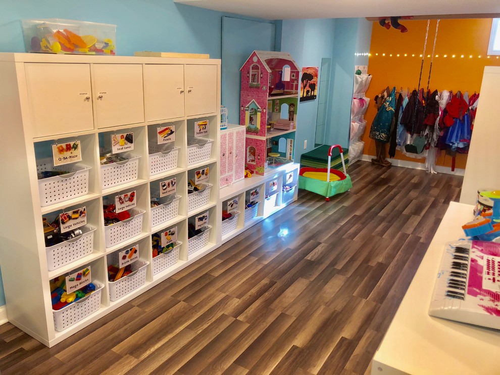 Foto di una grande cameretta per bambini da 4 a 10 anni minimal con pareti blu, parquet scuro e pavimento marrone