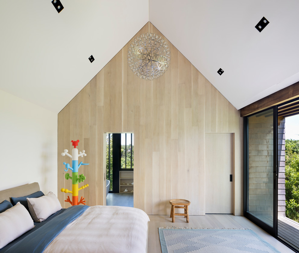 Diseño de dormitorio infantil de 4 a 10 años moderno con paredes beige, suelo de madera clara y suelo beige