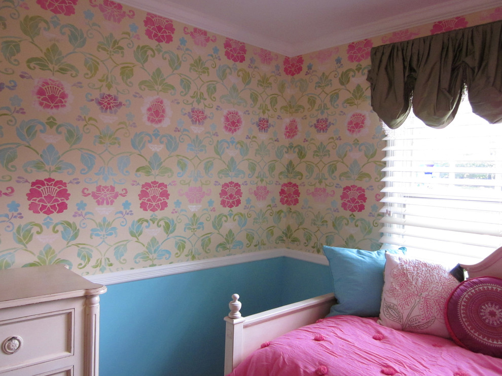 Idee per una cameretta per bambini eclettica di medie dimensioni con pareti rosa e moquette