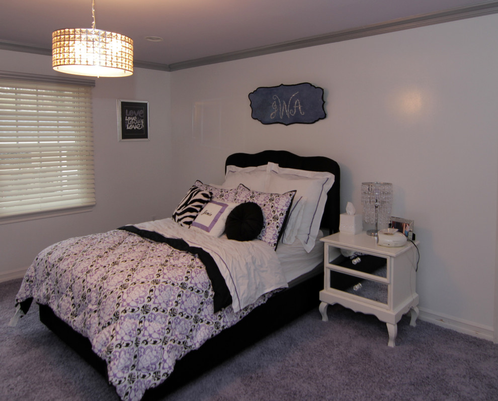 Modelo de dormitorio infantil minimalista de tamaño medio con paredes blancas y moqueta