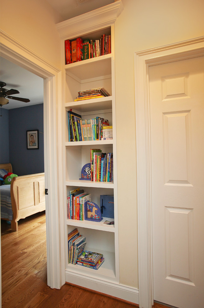 Cette photo montre une chambre d'enfant de 4 à 10 ans craftsman avec parquet foncé et un mur multicolore.