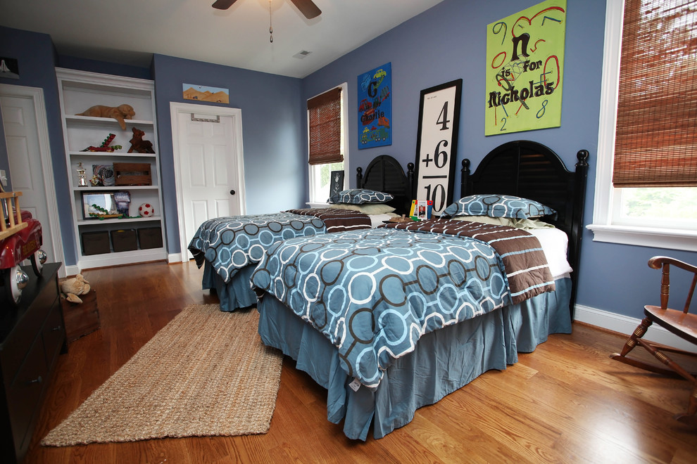Rustikales Jungszimmer mit Schlafplatz, blauer Wandfarbe und dunklem Holzboden in Charlotte