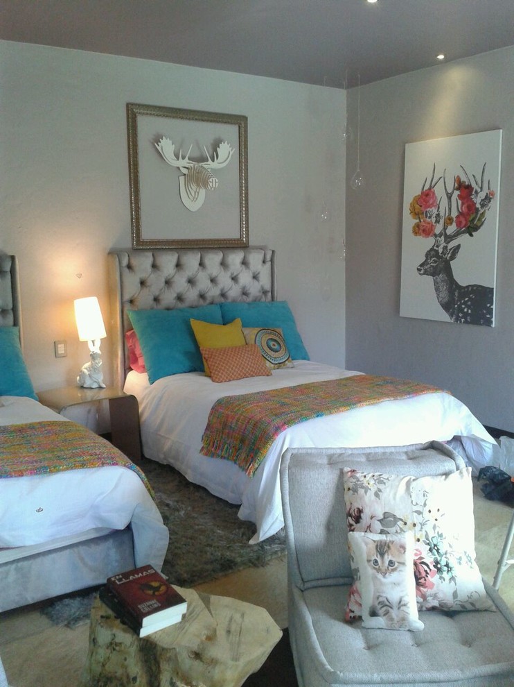 Foto de dormitorio infantil actual de tamaño medio con suelo de baldosas de cerámica y paredes grises