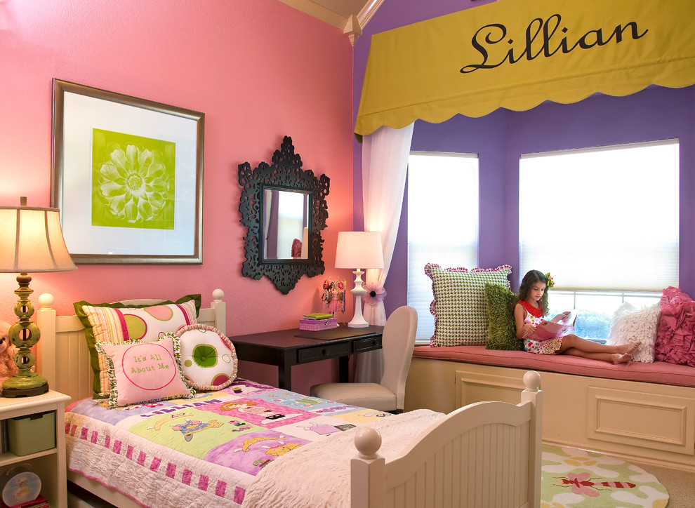 Foto på ett vintage flickrum kombinerat med sovrum, med heltäckningsmatta och flerfärgade väggar