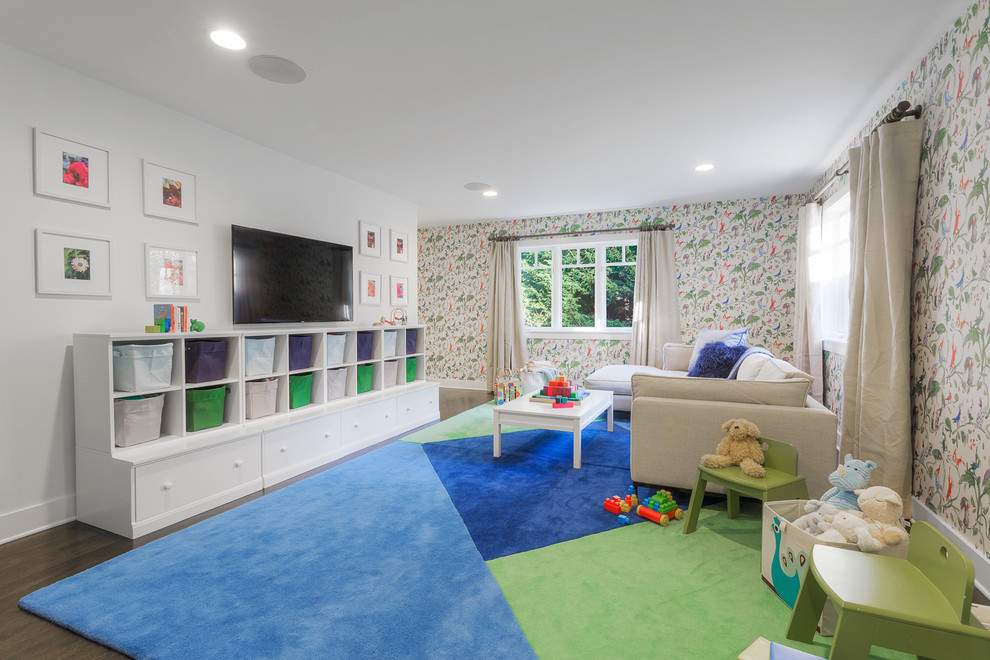 Immagine di una grande cameretta per bambini da 1 a 3 anni classica con pareti bianche, parquet scuro e pavimento marrone