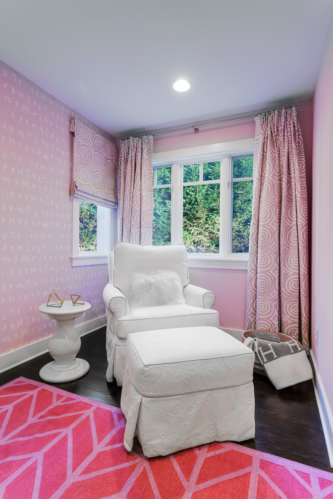 Imagen de habitación de niña de 4 a 10 años clásica renovada de tamaño medio con escritorio, paredes rosas y suelo de madera oscura