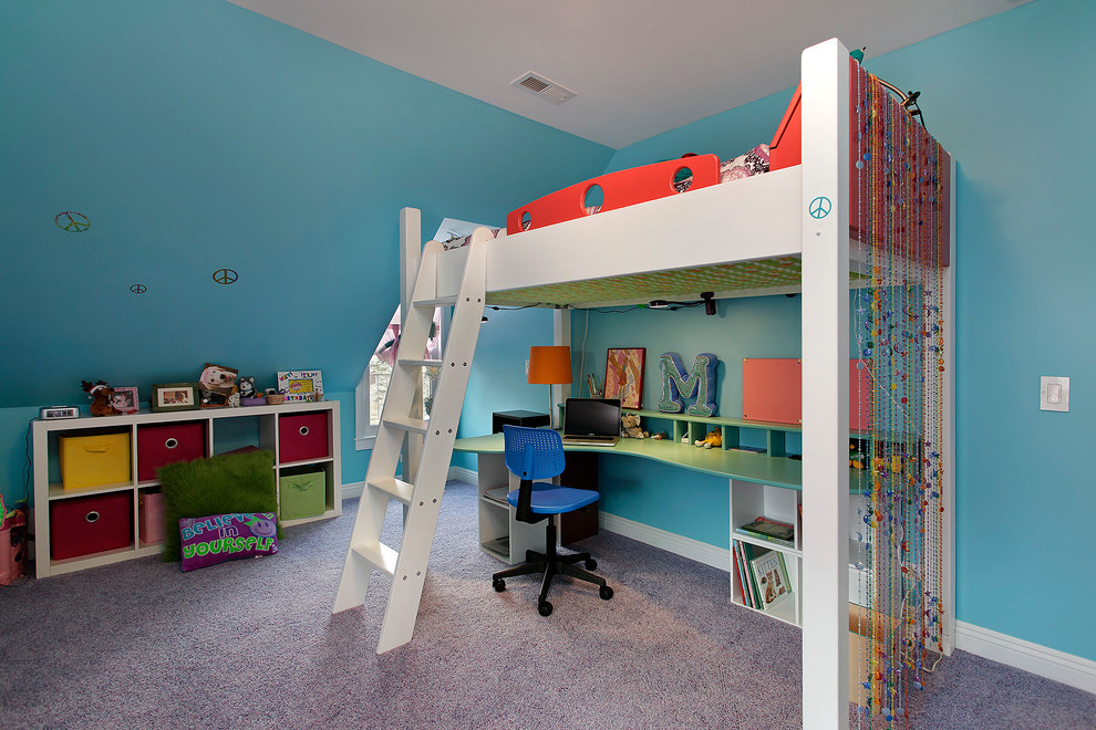 На фото: детская в современном стиле с спальным местом, синими стенами и ковровым покрытием для ребенка от 4 до 10 лет, девочки