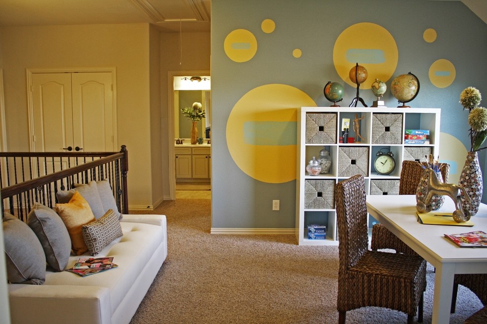 Foto på ett eklektiskt könsneutralt tonårsrum kombinerat med skrivbord, med heltäckningsmatta och flerfärgade väggar