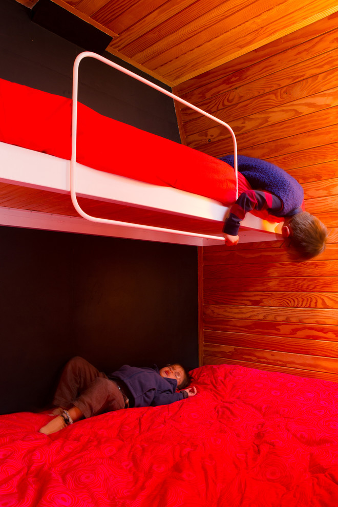 Kleines, Neutrales Skandinavisches Kinderzimmer mit Schlafplatz in Madrid