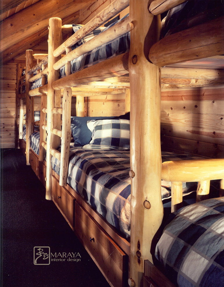 Modelo de dormitorio infantil rural grande con moqueta y paredes azules