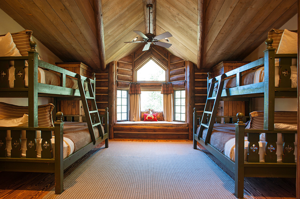 Cette image montre une chambre d'enfant chalet avec un sol en bois brun.