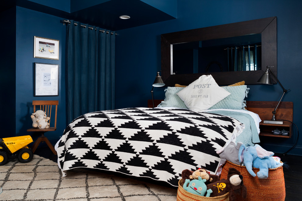 На фото: детская среднего размера с спальным местом, синими стенами и ковровым покрытием для ребенка от 4 до 10 лет, мальчика
