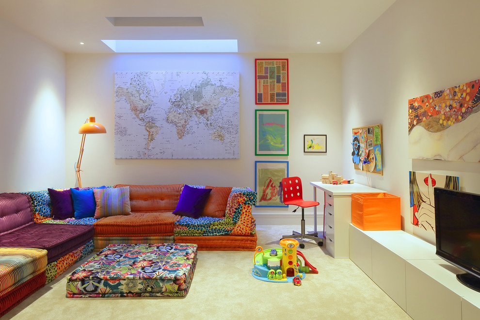 Idéer för ett modernt könsneutralt barnrum kombinerat med lekrum, med heltäckningsmatta och vita väggar