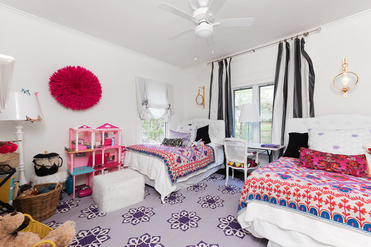 Идея дизайна: детская среднего размера в стиле фьюжн с спальным местом, белыми стенами, ковровым покрытием и фиолетовым полом для ребенка от 4 до 10 лет, девочки