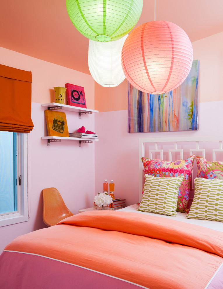 На фото: детская среднего размера в морском стиле с спальным местом, розовыми стенами, ковровым покрытием и розовым полом для подростка, девочки с