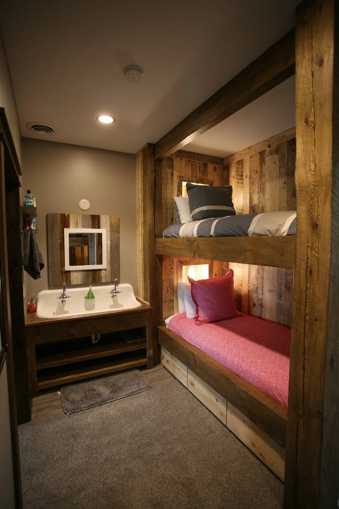 Uriges Kinderzimmer mit Schlafplatz, grauer Wandfarbe, dunklem Holzboden und braunem Boden in Sonstige