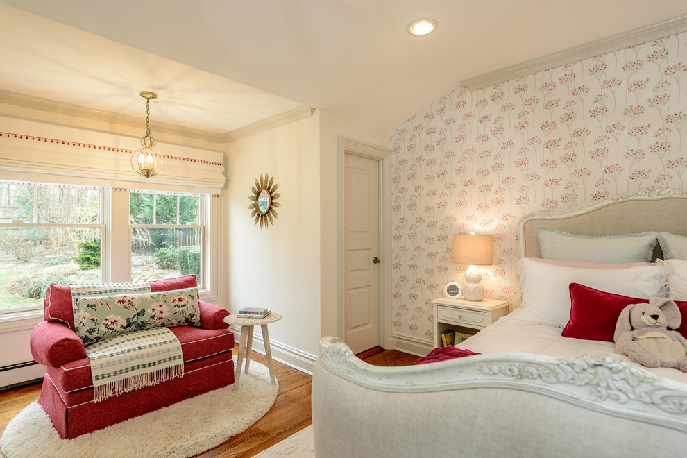 Diseño de dormitorio infantil de 4 a 10 años romántico de tamaño medio con paredes multicolor, moqueta y suelo blanco