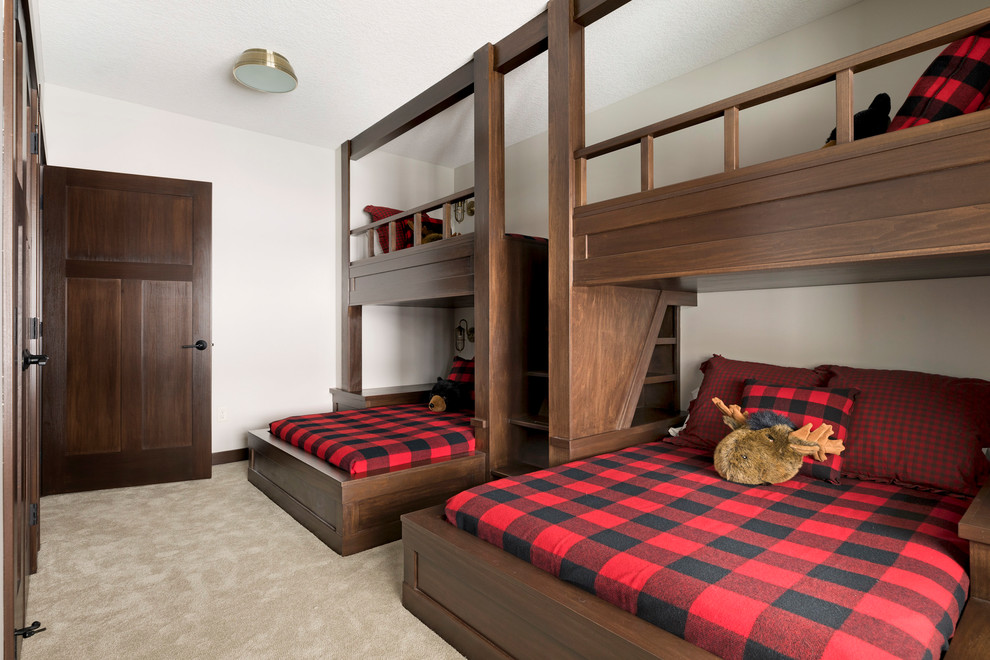 Cette photo montre une chambre d'enfant de 4 à 10 ans montagne avec un mur blanc, moquette, un sol beige et un lit superposé.