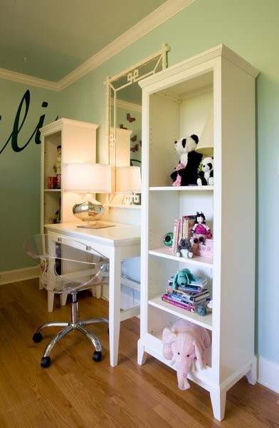 Example of a minimalist kids' room design in Portland