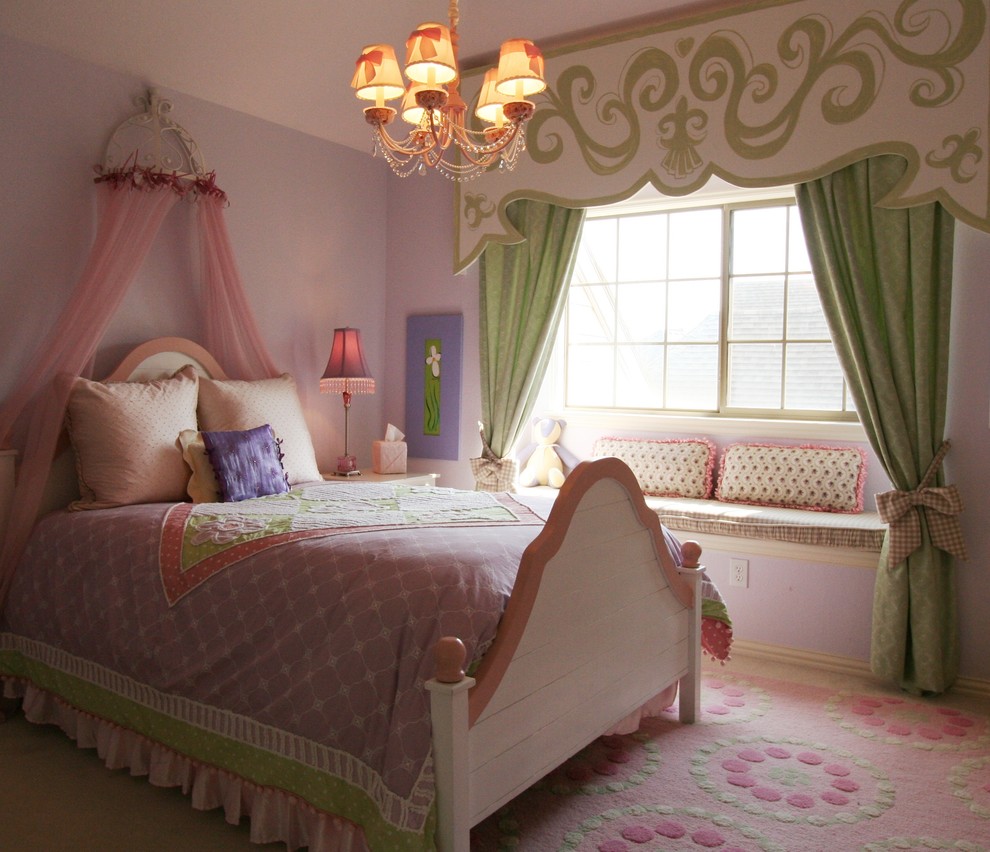 Bild på ett vintage flickrum kombinerat med sovrum och för 4-10-åringar, med lila väggar och heltäckningsmatta
