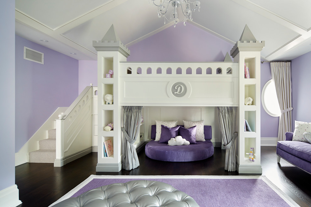 Modelo de dormitorio infantil de 4 a 10 años tradicional renovado grande con paredes púrpuras y suelo de madera oscura