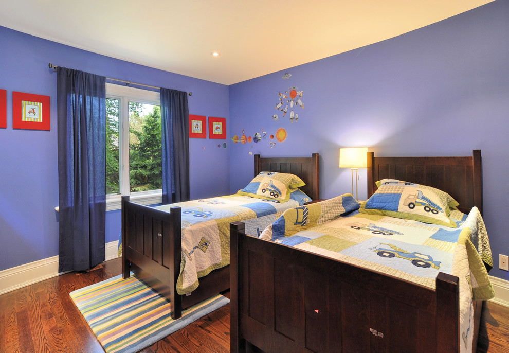 Inspiration för ett mellanstort vintage pojkrum kombinerat med sovrum och för 4-10-åringar, med blå väggar och mellanmörkt trägolv