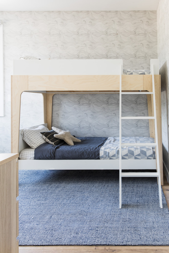 Diseño de dormitorio infantil de 4 a 10 años escandinavo pequeño con suelo de madera clara, suelo marrón, casetón y papel pintado
