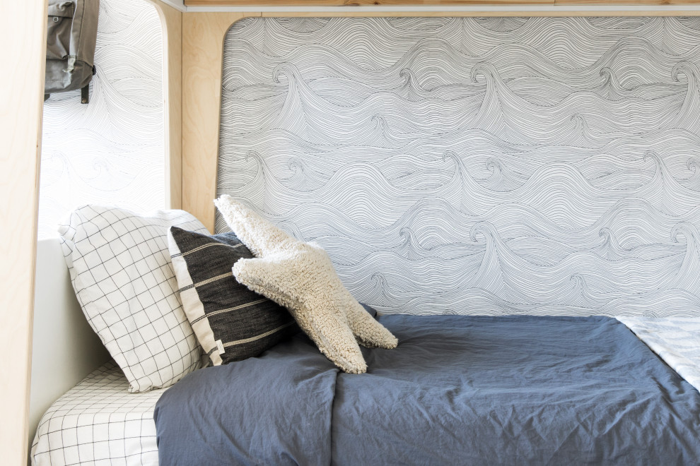 Bild på ett litet skandinaviskt pojkrum kombinerat med sovrum och för 4-10-åringar, med ljust trägolv och brunt golv