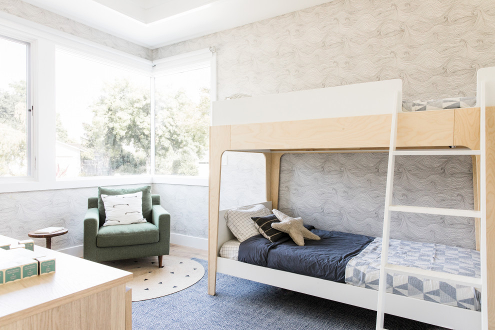 Modelo de dormitorio infantil de 4 a 10 años escandinavo pequeño con suelo de madera clara, suelo marrón, casetón y papel pintado