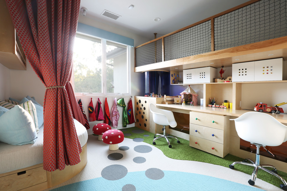 На фото: нейтральная детская в современном стиле с рабочим местом, белыми стенами, ковровым покрытием и разноцветным полом с